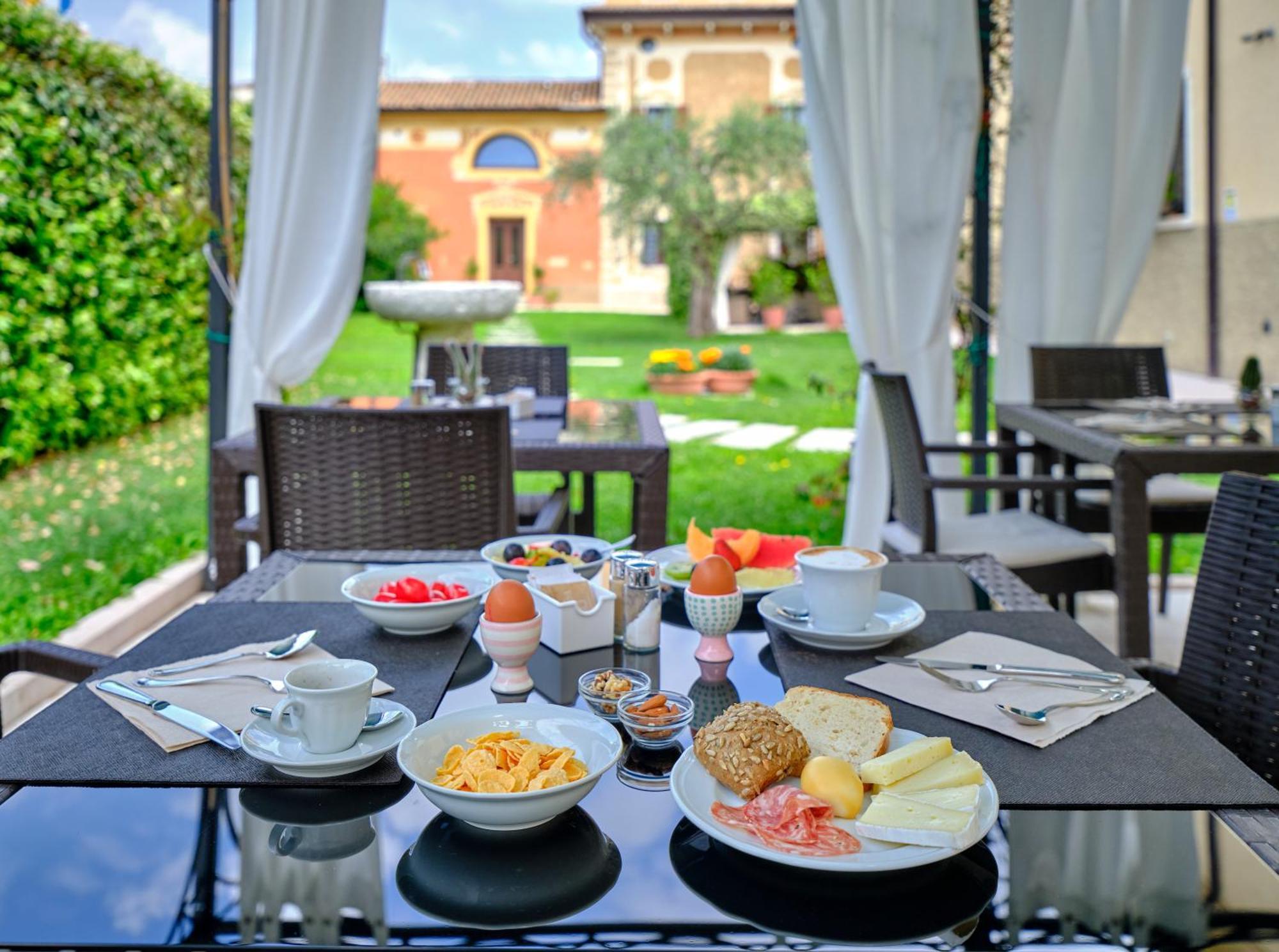 Villa Padovani Relais De Charme - Adults Only Pastrengo Exterior photo