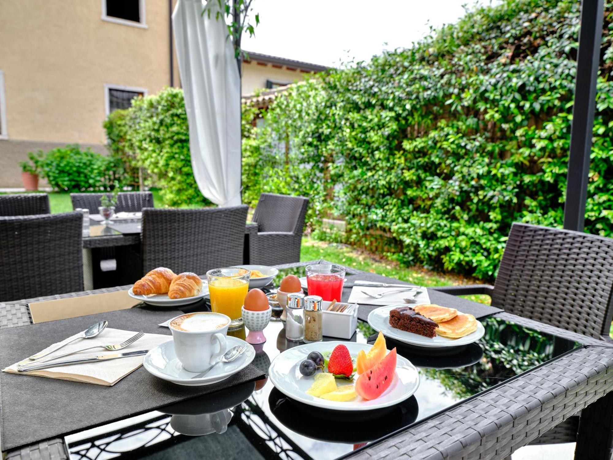 Villa Padovani Relais De Charme - Adults Only Pastrengo Exterior photo